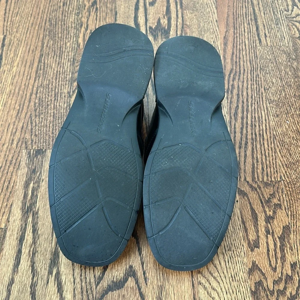 Men’s sketchers memory foam relaxed fit size  7.5 work loafers.  Slip resistant